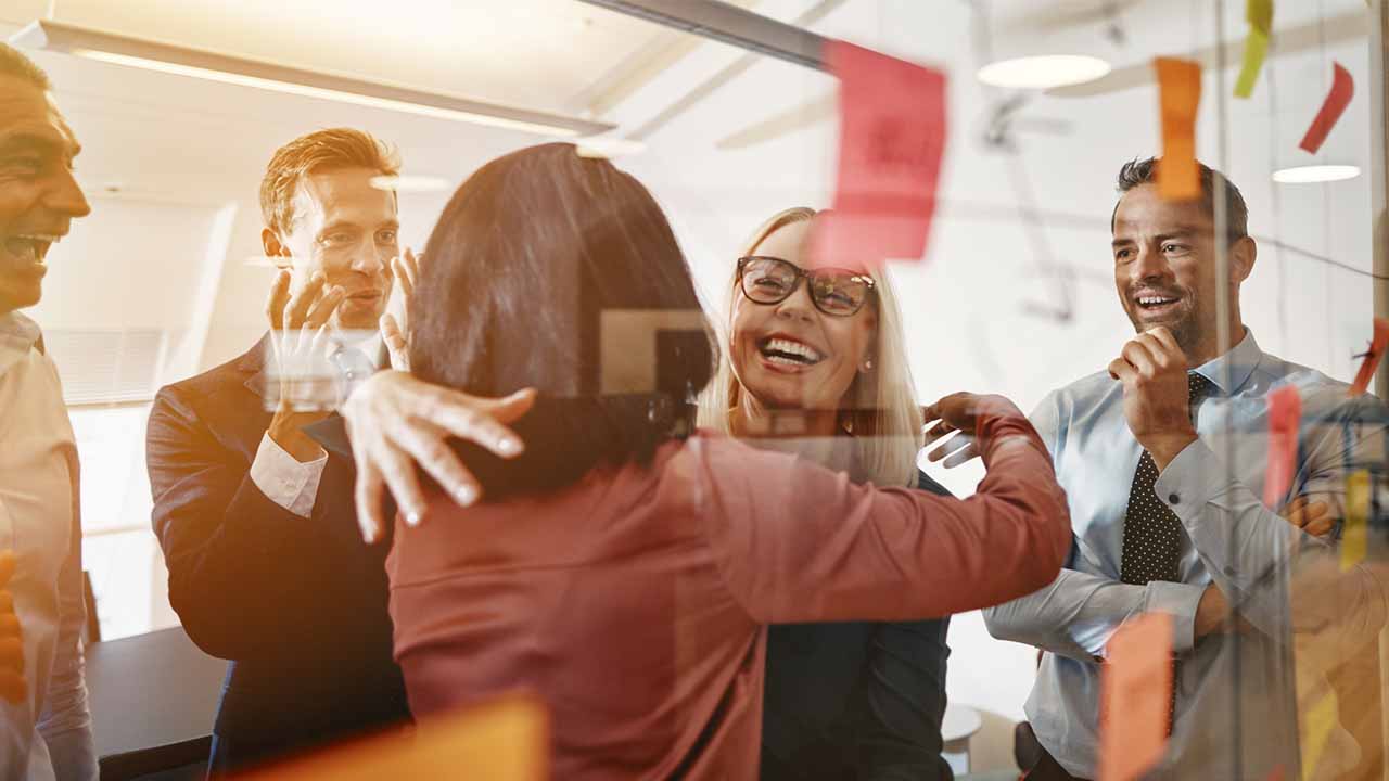Junge Menschen gemeinsam glücklich im Büro