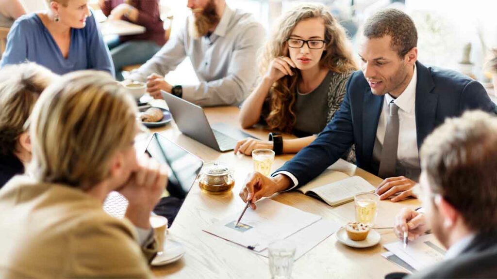 Junge Menschen leben gemeinsam die Startup Culture in gemütlichem Büro