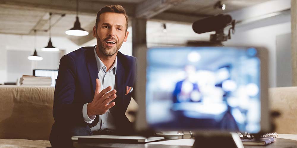 Mann macht Aufnahme im offenen Workshop Videoproduktion