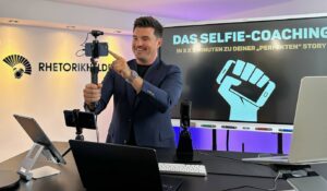 Trainer zeigt den richtigen Umgang mit der Videokamera